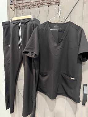 FIGS Black Technical Collection scrub set , top XXL, pant in XL